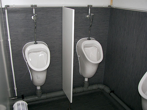 Urinale mit Spritzschutz